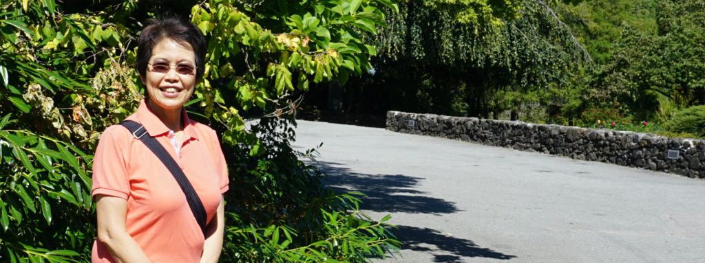 Anita sourit à côté d'une piste dans le parc