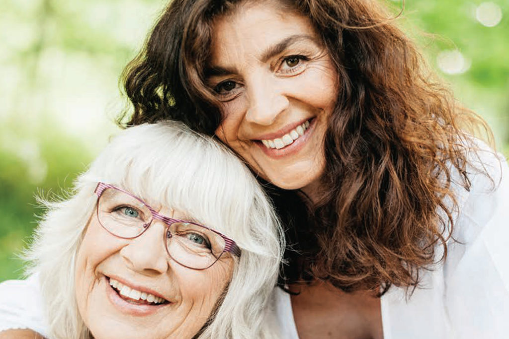 Une mère aînée souriante et sa fille