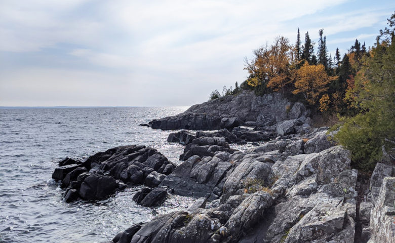 La côte rocheuse du lac Supérieur dans le Nord-Ouest de l’Ontario